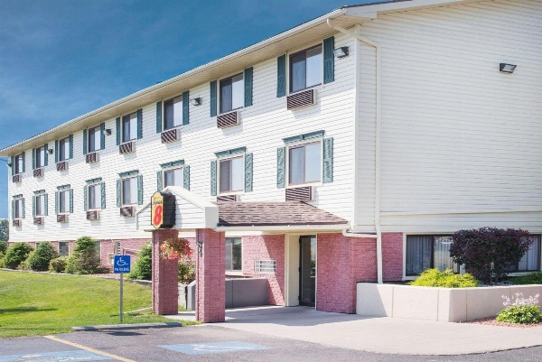 Super 8 by Wyndham Massena NY image 1