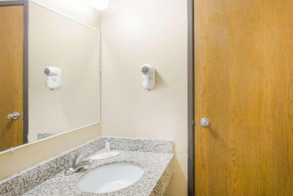 Super 8 by Wyndham Massena NY image 13