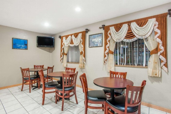 Super 8 by Wyndham Massena NY image 14