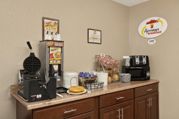 Super 8 by Wyndham Massena NY image 19