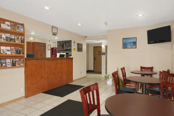 Super 8 by Wyndham Massena NY image 21