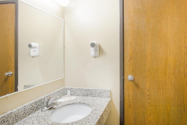 Super 8 by Wyndham Massena NY image 22