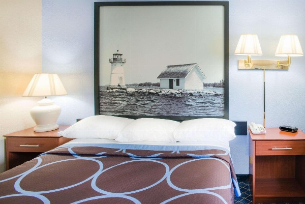 Super 8 by Wyndham Massena NY image 7