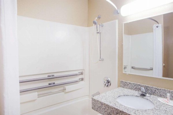 Super 8 by Wyndham Massena NY image 8